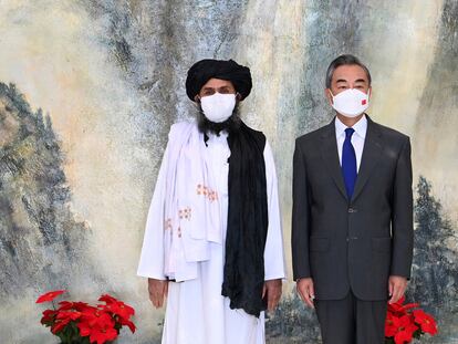 Abdul Ghani Baradar, líder político de los talibanes, y Wang Yi, ministro de Exteriores chino, tras reunirse en julio en Tianjin (China).