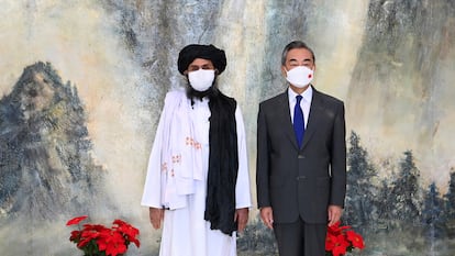 Abdul Ghani Baradar, líder político de los talibanes, y Wang Yi, ministro de Exteriores chino, tras reunirse en julio en Tianjin (China).