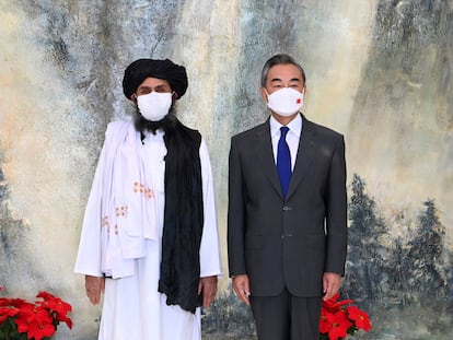 Abdul Ghani Baradar, líder político de los talibanes, y Wang Yi, ministro de Exteriores chino, tras reunirse en julio en Tianjin (China).