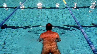 Imagen de archivo de una piscina nudista en Barcelona.