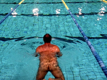 Imagen de archivo de una piscina nudista en Barcelona.