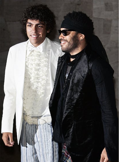 El cantante Lenny Kravitz ha sido uno de los invitados estrella en la fiesta nupcial que ha celebrado en el castillo de Belvedere, en Postdam, Alemania para festejar el matrimonio de la ex del tenista Boris Becker, Barbara Becker con el artista belga Arne Quinze. La pareja se casó el pasado 9 de septiembre en Miami pero ha querido celebrarlo en Alemania. A la boda ha acudido también el hijo mayor de la novia y el tenista, Noah Gabriel Becker, que aparece en la imagen junto al músico estadounidense.
