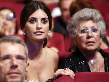 Penélope Cruz y Pilar Bardem escuchan las palabras de Javier Bardem al recibir el premio a la mejor interpretación masculina por 'Biutiful' en el Festival de Cine de Cannes, en 2010, que les dedicó a las dos.