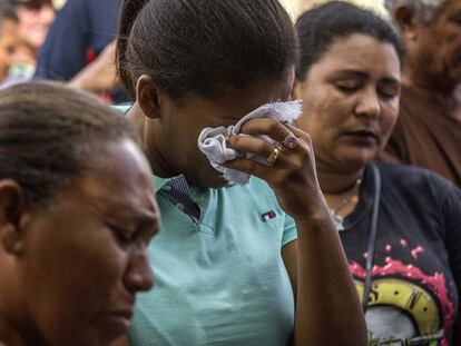 Mulher chora a espera da lista de mortos