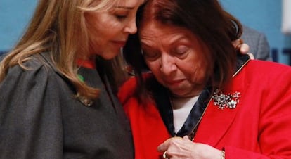 Silvia Lemus (i) y Nélida Piñón.