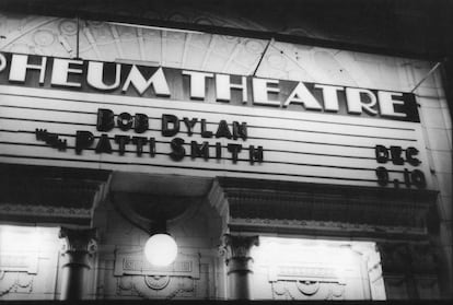 El 7 de diciembre de 1995 empezaba en Danbury, Connecticut, el 'Lost Paradise Tour'. Diez fechas conjuntas en las que Patti Smith ejercía de telonera de Bob Dylan. En esta foto aparece el Orpheum Theatre de Boston, donde actuaron dos noches. En la segunda, el cuarto concierto del tour, Dylan y Smith actuaron juntos por primera vez, cantando 'Dark eyes', una balada de 'Empire burlesque', el disco de Dylan de1985. Algo que repetirían en todos los conciertos restantes."Recuerdo interpretar 'Dark Eyes' con él, cantando tan cerca que un rosario de sudor, deslizándose sobre nuestras frentes, se unía mientras cantábamos".