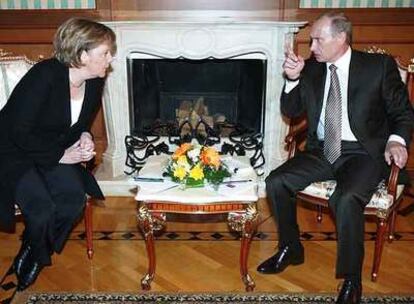 Angela Merkel y Vladímir Putin, durante su reunión de ayer en Sochi.