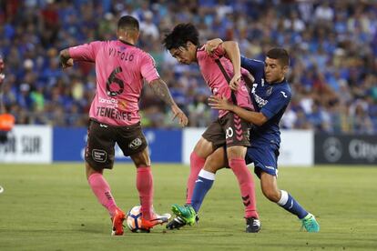 El centrocampista del Getafe Francisco Portillo (c) pelea un balón con los jugadores del Tenerife Gaku Shibasaki (c) y Víctor Añino "Vitolo".