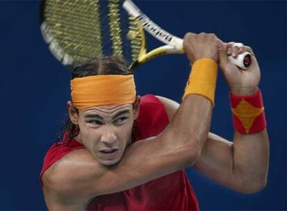 Nadal golpea la pelota durante el partido contra Hewitt.