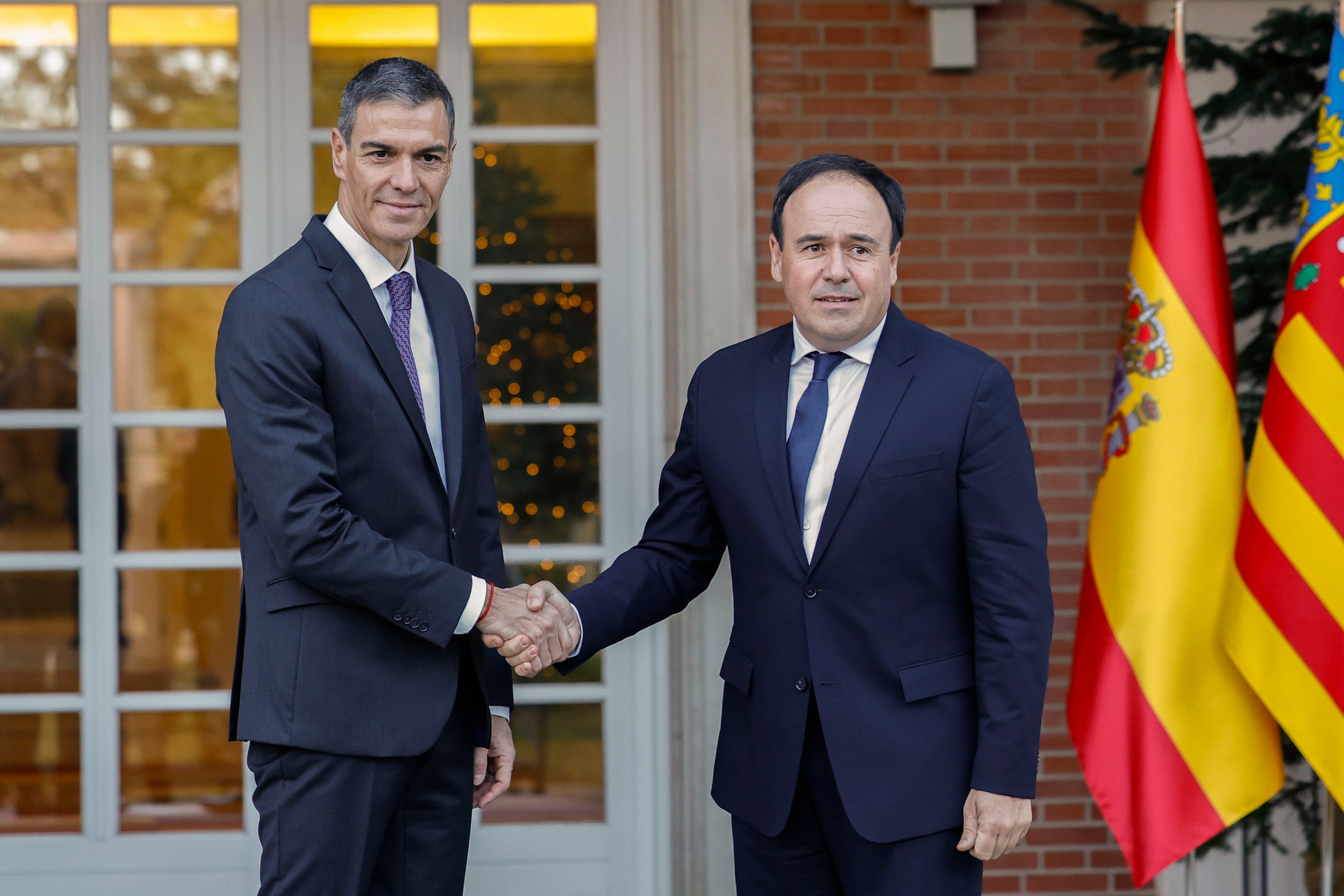 Sánchez recibe a Pérez Llorca en La Moncloa