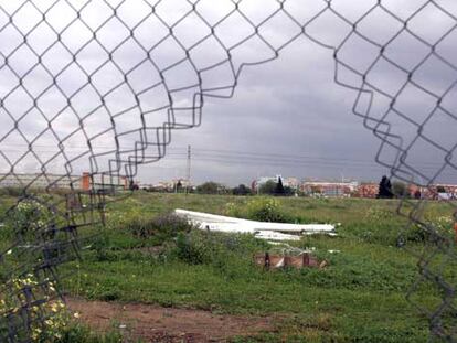 Restos de la estructura metálica del estadio, en el solar  donde se produjo el robo.