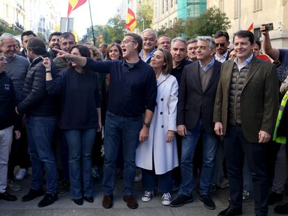 Dvd 1187 (18-11-23). El líder del PP, Alberto Núñez Feijóo (centro) junto a otros dirigentes populares en la manifestación celebrada este sábado en Madrid.