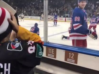 Buchnevich, de los New York Rangers, de hockey sobre hielo, regaló su stick a un pequeño aficionado