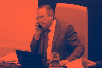 El concejal socialista Antonio Miguel Carmona, en febrero de 2017, en el Pleno del Ayuntamiento de Madrid.