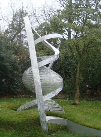 Escultura que representa la estructura del ADN en el Clare College de Cambridge, donde Watson residió durante su colaboración con Crick en 1953.