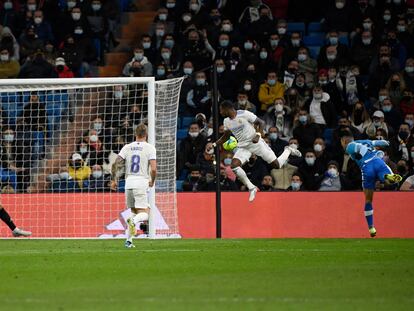 Radamel Falcao, en el momento de anotar su gol en el Santiago Bernabéu contra el Real Madrid, el fin de semana pasado.