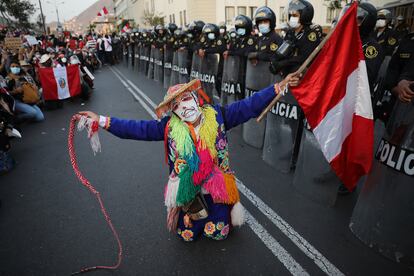 Un artista realiza una actuación en protesta contra la crisis política en Perú, el 15 de noviembre.