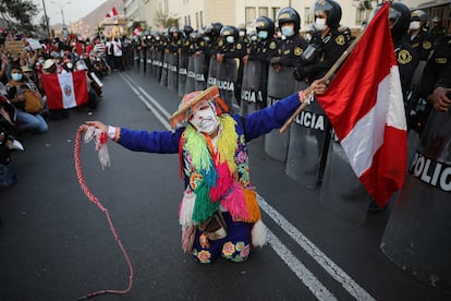 Un artista realiza una actuación en protesta contra la crisis política en Perú, el 15 de noviembre.