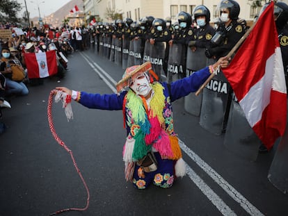 Un artista realiza una actuación en protesta contra la crisis política en Perú, el 15 de noviembre.