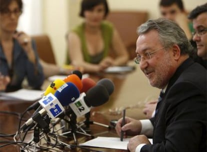 El ministro de Sanidad, Bernat Soria, durante la rueda de prensa que ha celebrado en Sevilla y en la que ha mandado un mensaje de tranquilidad a la población sobre el consumo del aceite de girasol.