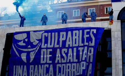 Miembros de Hogar Social sobre el edificio okupado.