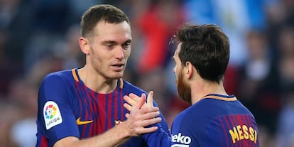 Vermaelen y Messi, en el duelo ante el Villarreal.