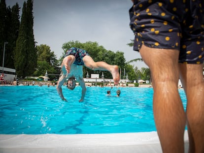 Un hombre se tira al agua en la piscina de Casa de Campo.