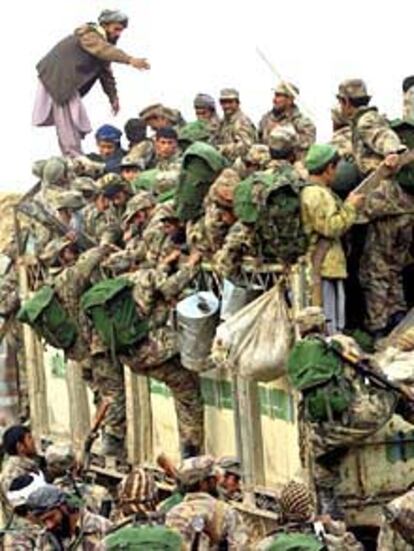 Un grupo de opositores antitalibanes avanza en la conquista de Afganistán cerca de Chagatai (norte del país).