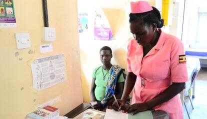 Una enfermera atiende a una mujer embarazada en un centro materno del distrito de Nakapiripirit (Uganda). 