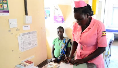 Una enfermera atiende a una mujer embarazada en un centro materno del distrito de Nakapiripirit (Uganda).