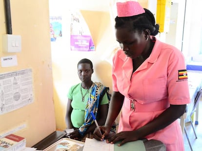 Una enfermera atiende a una mujer embarazada en un centro materno del distrito de Nakapiripirit (Uganda). 