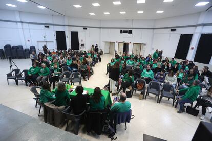 Representantes del profesorado en la Asamblea de Docentes, el 8 de febrero de 2024, en Inca, Mallorca.