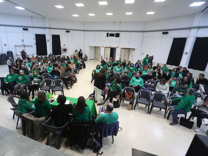 Representantes del profesorado en la Asamblea de Docentes, el 8 de febrero de 2024, en Inca, Mallorca.