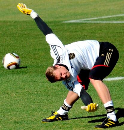 El portero titular de Alemania, Manuel Neuer, entrenándose en Sudáfrica.