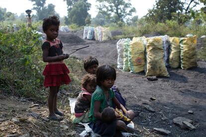 Miles de personas sobreviven gracias a la extracción y venta ilegal de carbón en el estado de Jharkhand, tercer mayor productor de India.