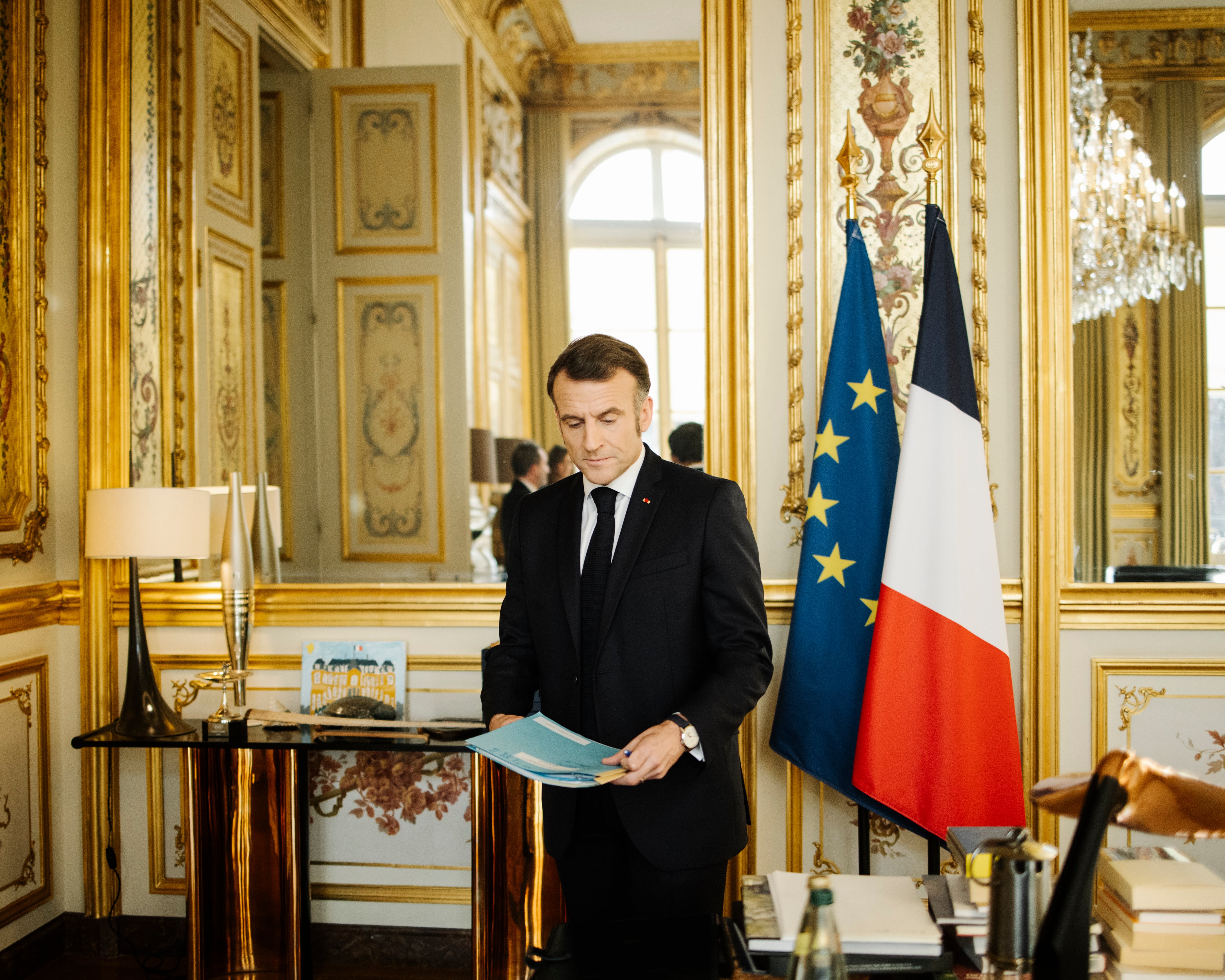 Emmanuel Macron, en su oficina, la tarde del lunes, antes de celebrarse la entrevista.