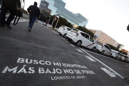 Decenas de taxis estacionados en los alrededores del recinto ferial de Madrid durante la huelga indefinida del sector del taxi.