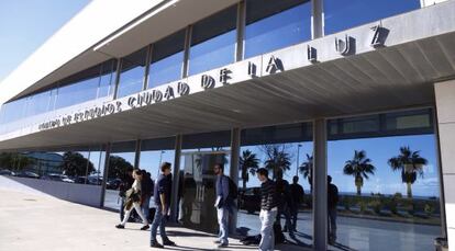 Alumnos en la puerta del Centro de Estudios de Ciudad de la Luz. 