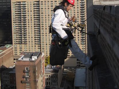 La ingeniera Berta de Miguel, a la izquierda, se descuelga cada día desde las fachadas de los rascacielos de Manhattan.