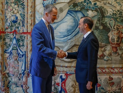 Felipe VI recibe al presidente del Parlamento balear, Gabriel Le Senne, en el Palacio de la Almudaina de Palma de Mallorca, este jueves.