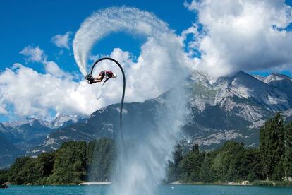 Uno de los participantes en la exhibición de flyboard en el lago suizo de Sion.