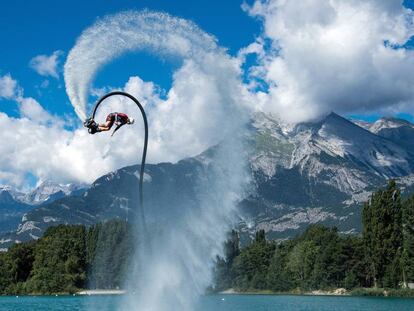 Uno de los participantes en la exhibición de flyboard en el lago suizo de Sion.