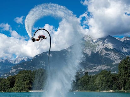 Uno de los participantes en la exhibición de flyboard en el lago suizo de Sion.