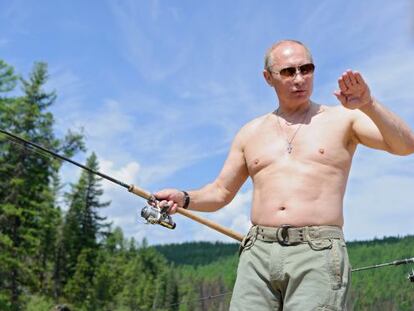 El presidente ruso Vladimir Putin pescando el pasado 26 de julio, durante sus vacaciones en la región de Tuvá (Siberia).