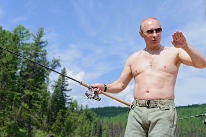 El presidente ruso Vladimir Putin pescando el pasado 26 de julio, durante sus vacaciones en la región de Tuvá (Siberia).