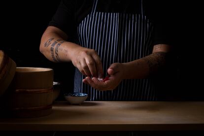 El chef de Kappo, Mario Payán, prepara un niguiri.