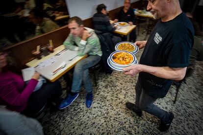 Un camarero atiende a los clientes en un restaurante del centro de Madrid. La falta de personal ha sido una de las tendencias del año que acaba.
