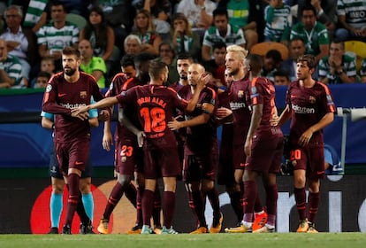 Los jugadores del Barcelona celebran el primer gol del equipo ante el Sporting.