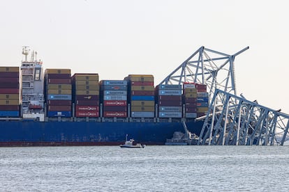 El carguero 'Dali' permanece incrustado en el puente de Baltimore, el pasado viernes.