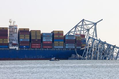 El carguero 'Dali' permanece incrustado en el puente de Baltimore, el pasado viernes.